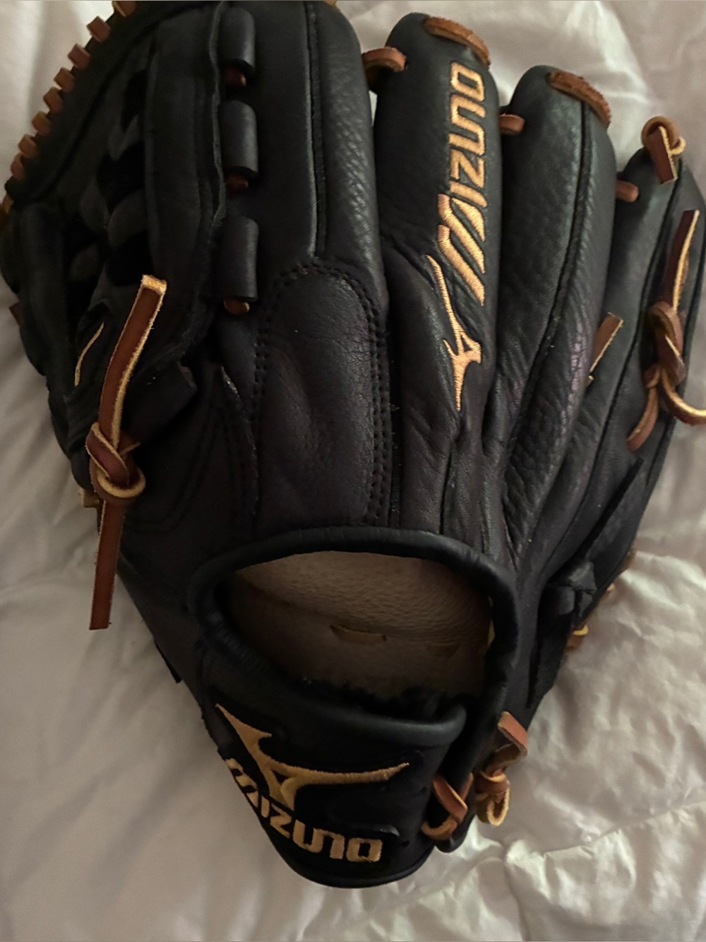 Mizuno Black and Tan Leather Baseball Glove with Contrast Lacing